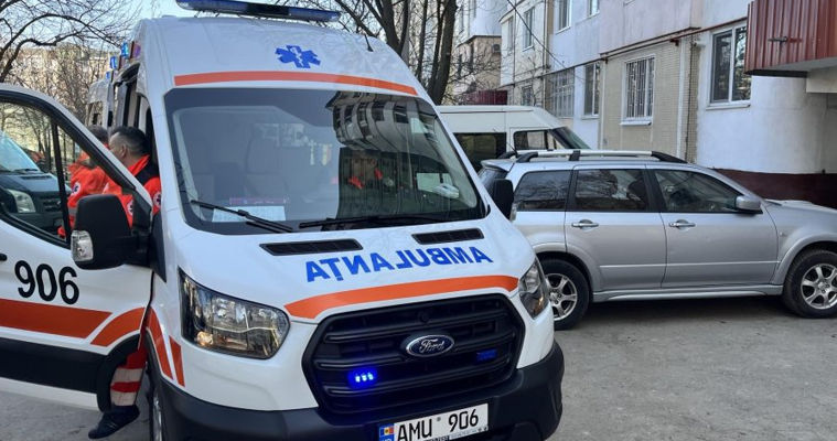 В Кишиневе пьяный мужчина напал с ножом на бригаду скорой помощи.