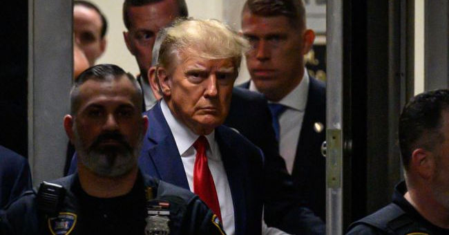 Защита Трампа просит суд перенести процесс по делу о штурме Капитолия на 2026 год.