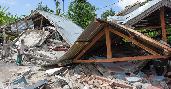 В Индонезии зафиксировали более 160 афтершоков после мощного землетрясения.
