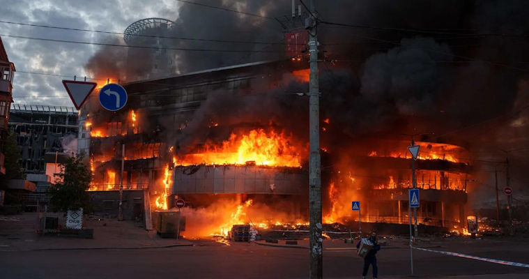 Представители ЕС отказались покидать Киев после угроз Москвы.