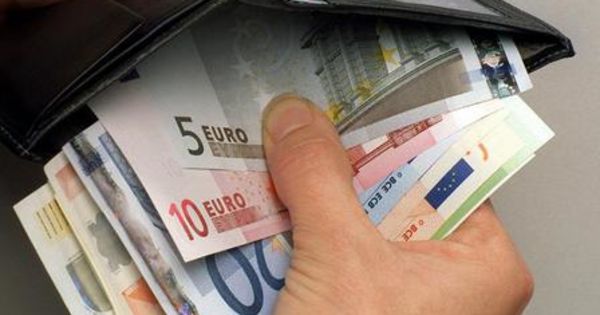 El a declarat că şi-a procurat un automobil iar restul banilor i-ar fi pierdut în urma unor partide de jocuri de noroc.