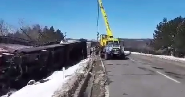 Un camion cu borcane s-a răsturnat pe traseul Chișinău - Leușeni
