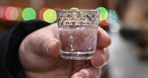 Терапевт рассказал о пользе водки в небольших дозах.