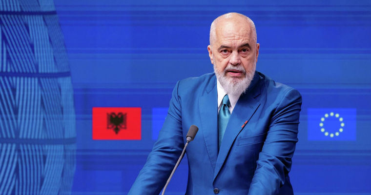 Премьер Албании раскритиковал протесты против строительства роскошного курорта.