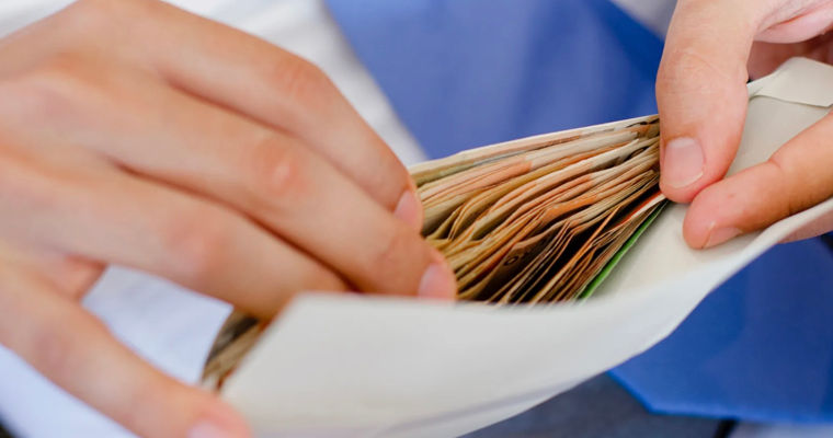 Practica achitării salariilor în plic, redusă în Moldova.
