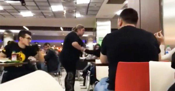 Посетительница торгового центра в Кишиневе накинулась на девушку.