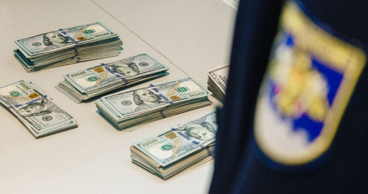 O tentativă de scoatere ilegală a 15.000 de dolari, depistată la Aeroportul Chișinău.