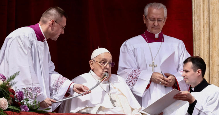 Papa de la Roma a apărut în public de Paște după un tratament îndelungat.