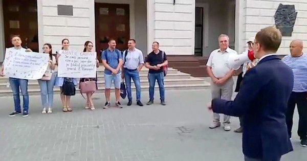 У здания Генпрокуратуры протестующие снова требовали отставки Харунжена.