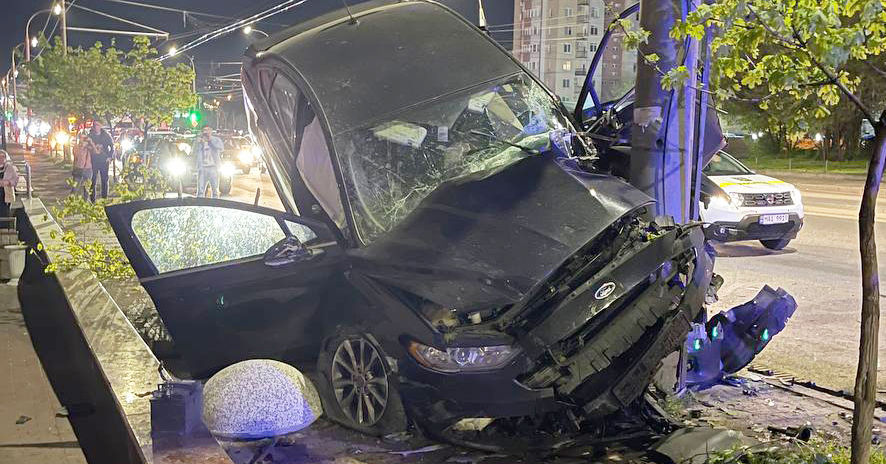 В Кишиневе один автомобиль оказался на крыше у другого в результате ДТП