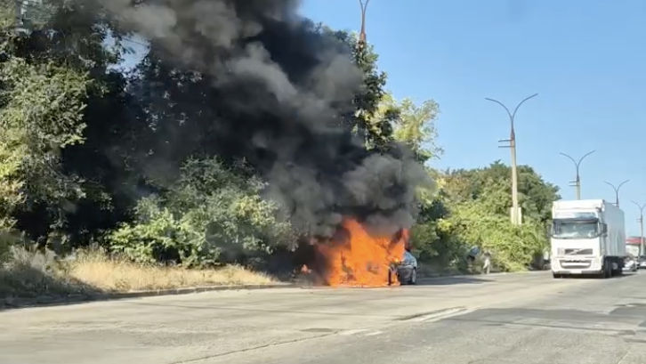 Incendiu matinal în Capitală: Un BMW, cuprins de flăcări