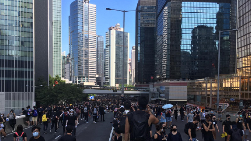 O grevă generală şi blocarea metroului aruncă Hong Kongul în haos