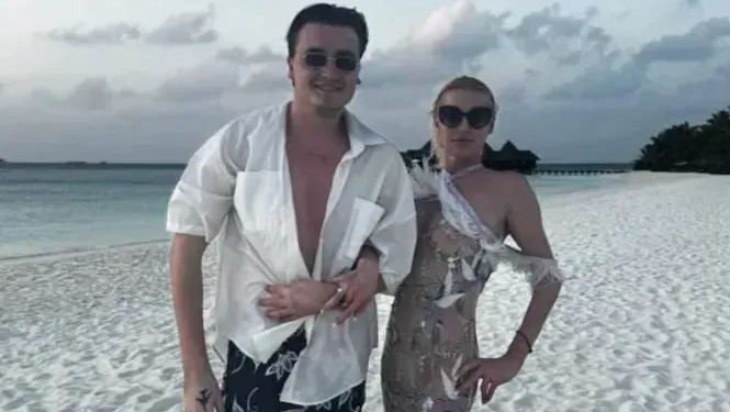 O balerină din Rusia, alături de un dansator moldovean în Maldive