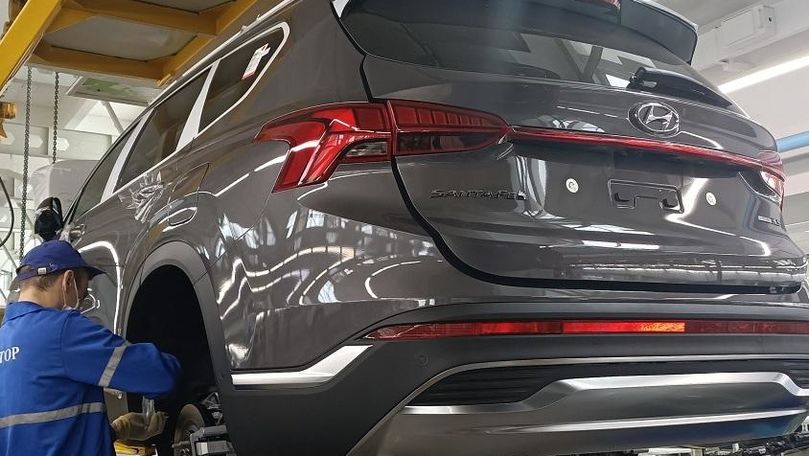 Российские автозаводы не остановят выпуск машин из-за нехватки деталей.