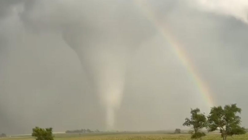 Moment spectaculos în SUA: O tornadă se intersectează cu un curcubeu