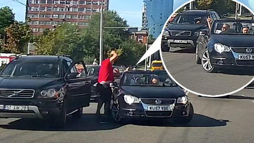 Столичные водители подрались из-за нарушения правил ПДД и неприличного жеста. Фото: Point.md.