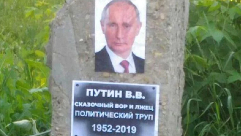 Rușii au umplut țara de pietre funerare cu fotografia lui Putin