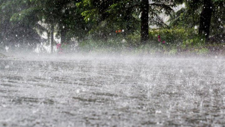 Consecințele ploii din nordul țării: Mașini și drumuri avariate