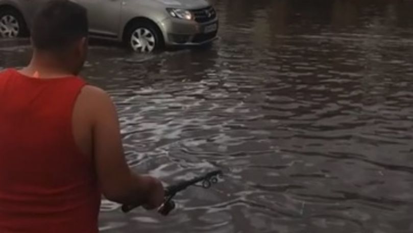 Un bărbat a ieșit la pescuit în timpul inundațiilor din București