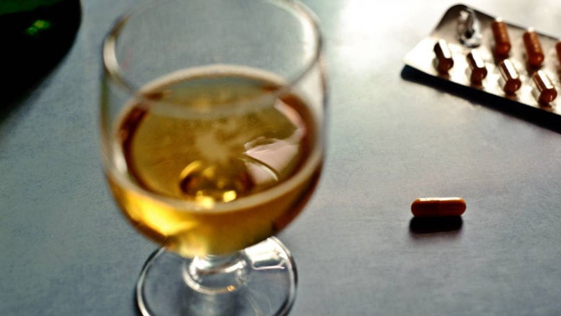 Ce se întâmplă când amestecăm alcoolul cu medicamentele