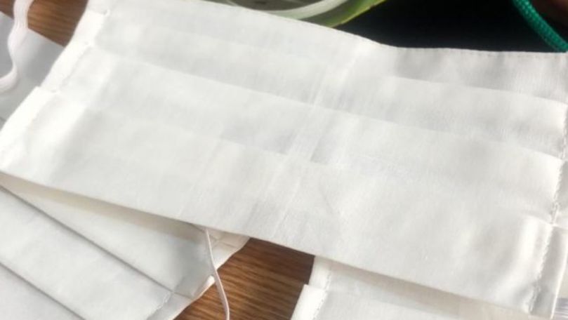 O femeie care a încercat să vândă măşti simple din bumbac, amendată
