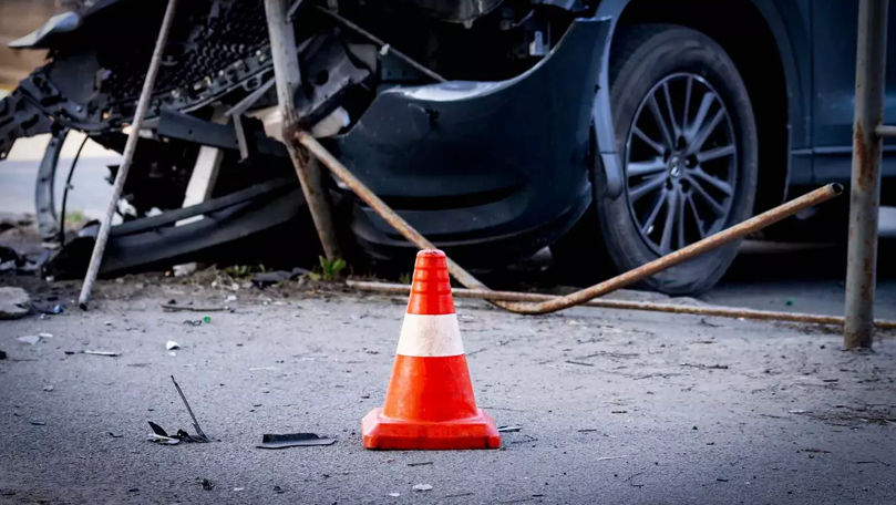Un șofer a ajuns cu mașina într-un indicator în timp ce fugea de Poliție