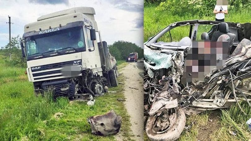 Mașină distrusă de TIR la Rezina: Un șofer a murit. Primele imagini