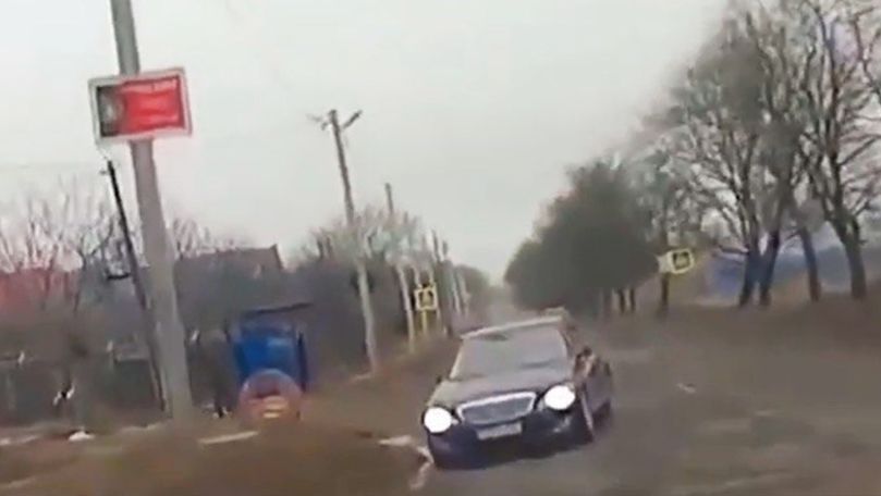 Doi șoferi, filmați la un pas de a nimeri în accidente grave în Capitală