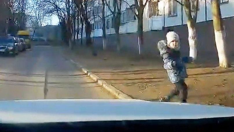 Copil care iese brusc pe stradă, filmat cum era să ajungă sub roți