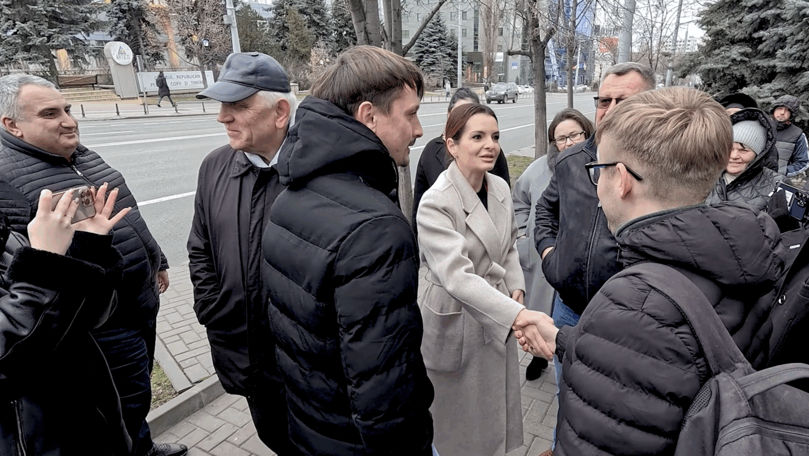 Investigație: Tineri instruiți protestează în susținerea bașcanului