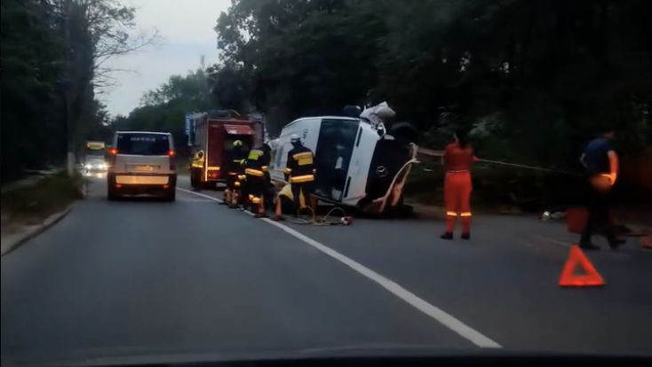 Accident matinal: O mașină s-a izbit într-un copac și s-a răsturnat