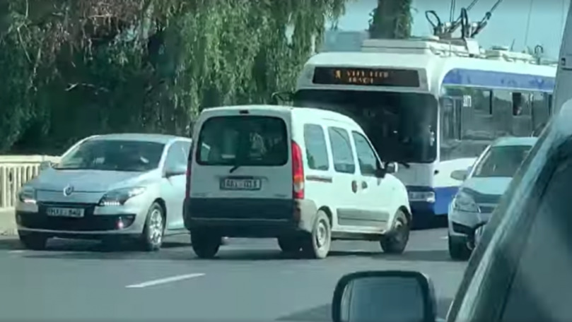 Șofer din Chișinău, filmat pe banda de mijloc de pe contrasens