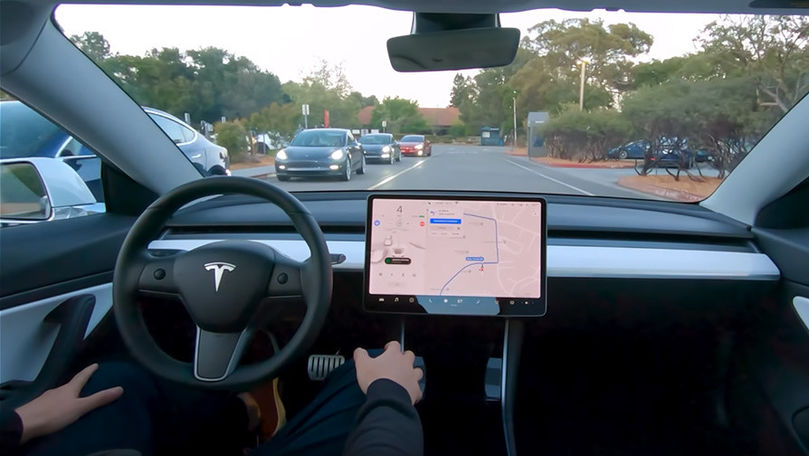 Tesla recheamă 158.000 de maşini: Computerul de bord ar avea probleme