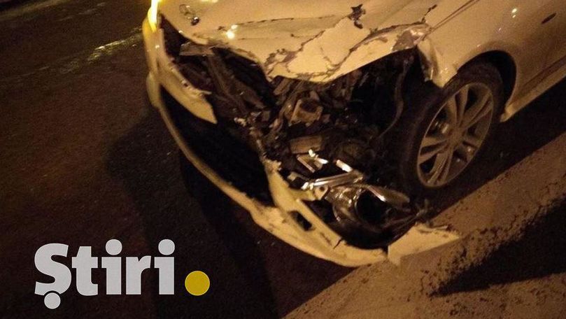 Un Mercedes a răsturnat o Dacie în Chișinău
