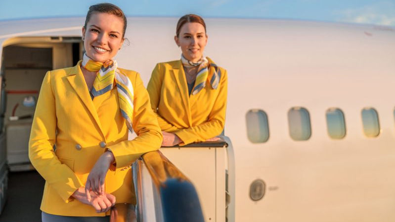 Trei stewardese din Coreea de Sud, surprinse pozând pe aripa unui avion