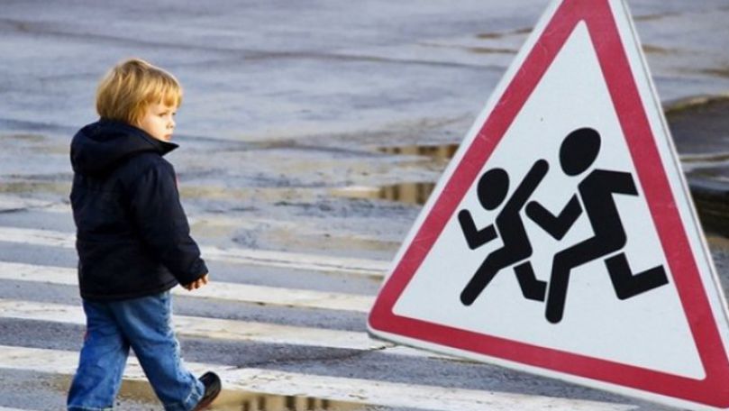 Birouri pentru bunicii grijulii care ajută micuții să traverseze strada
