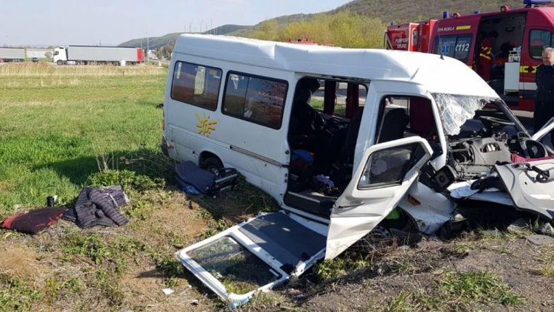 Un microbuz cu 9 elevi s-a răsturnat în România: Șoferul a adormit