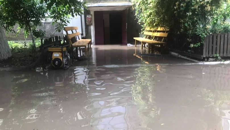 Inundații de proporții la Căușeni: Ploaia a distrus zeci de gospodării