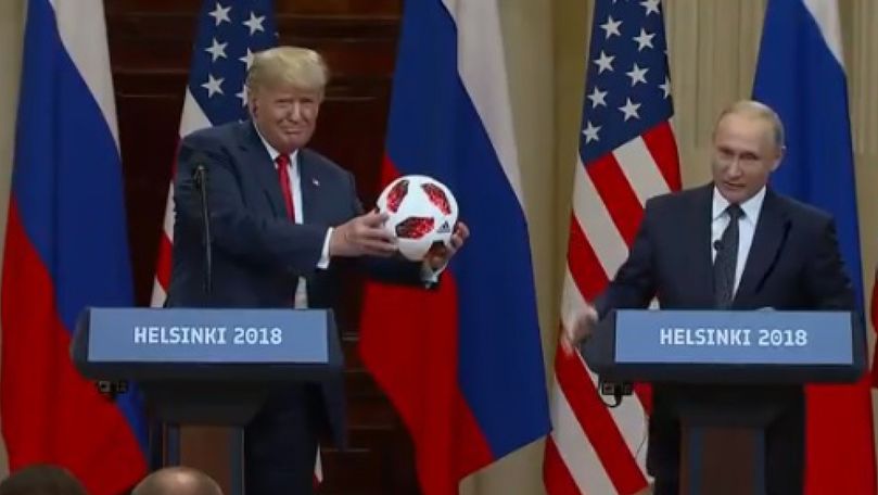 Putin i-a dăruit lui Trump o minge de la Campionatul Mondial de Fotbal