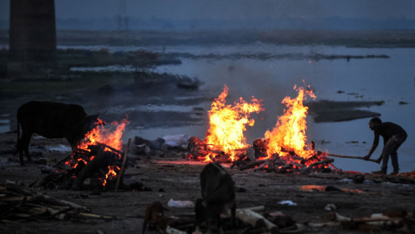 India: Cadavrele celor morți de COVID, aruncate în fluviul Gange
