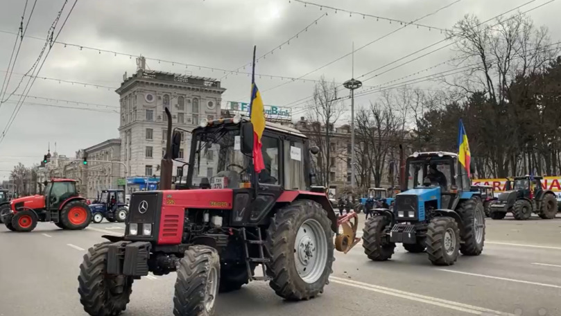 Около сотни фермеров провели с утра митинг протеста у здания правительства.
