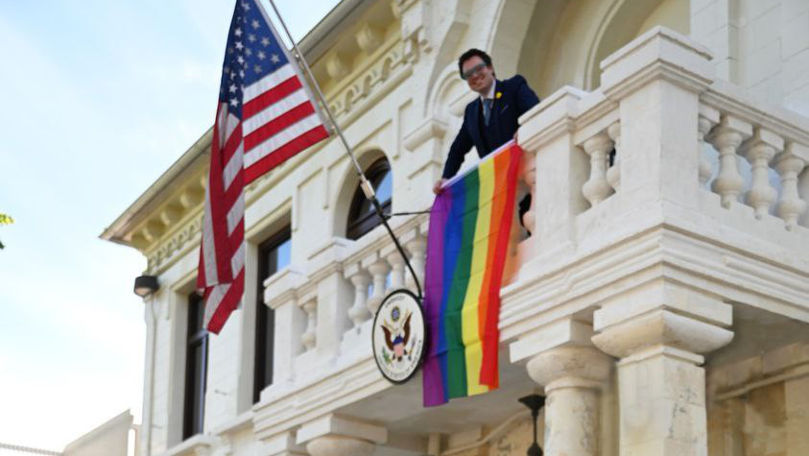 Pe sediul Ambasadei SUA la Chișinău a fost afișat drapelul LGBT: Motivul