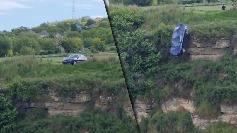 Scenă de film: De pe o stâncă din Mărcăuți a fost aruncat un automobil