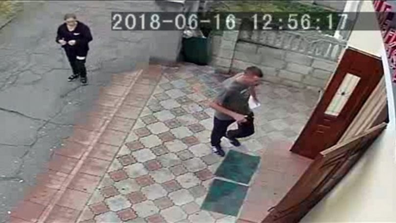 Un taximetrist și pasagerii săi au jefuit o femeie din Ialoveni