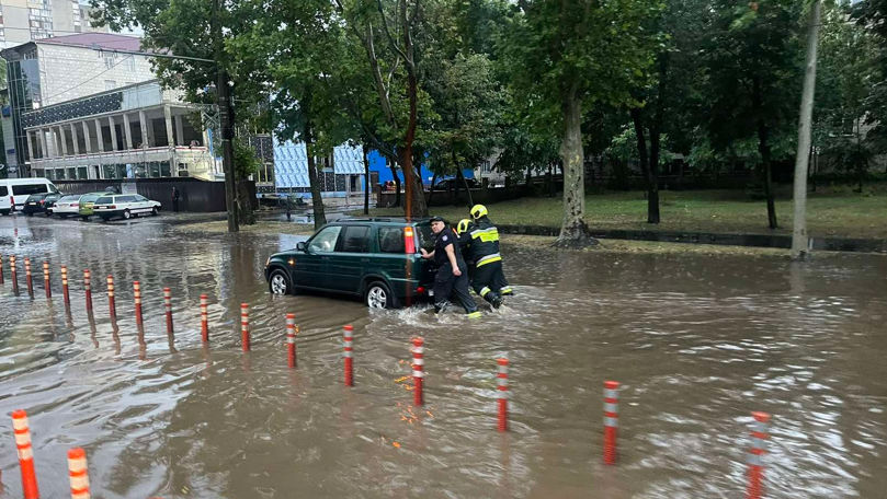 Mașini blocate și copaci doborâți: Furtuna a provocat pagube în țară