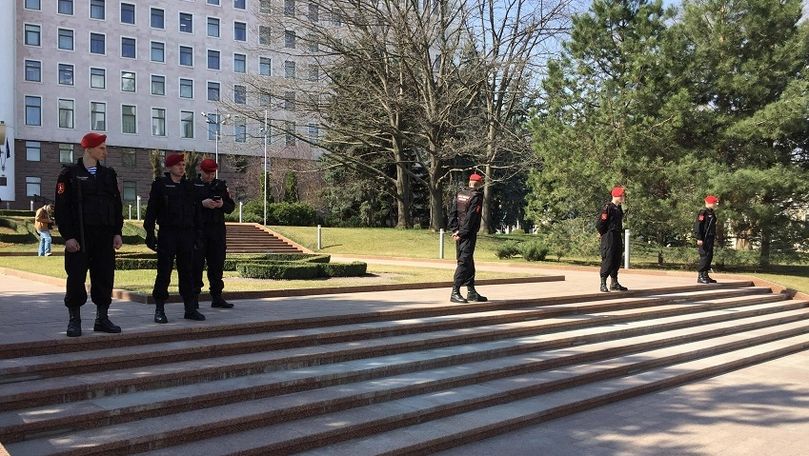Cordon de carabinieri în jurul Parlamentului. Oamenii vin la protest