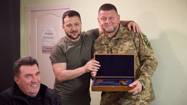 Zelenski vs. Zalujnîi. Pe cine ar vota ucrainenii la prezidențiale