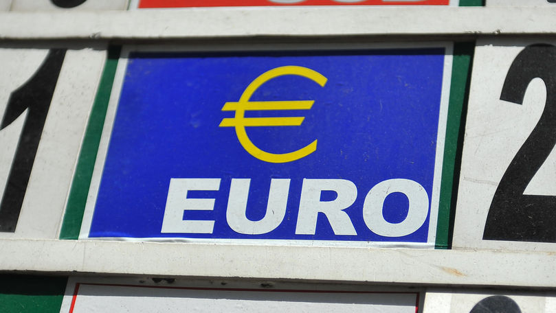 Curs valutar 17 aprilie 2018: Leul își păstrează poziția față de euro