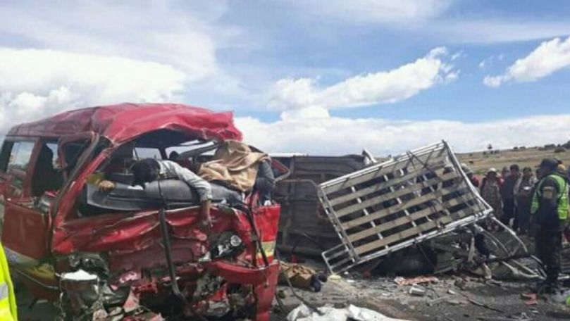 Bolivia: Cel puţin 25 de morţi după ce un autocar s-a lovit cu un camion