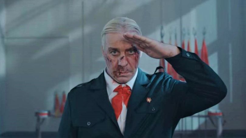 Солист Rammstein выпустил клип с пионерами и Александром Реввой.